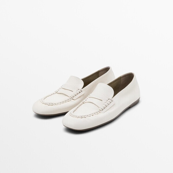 셔링과 페니 스트랩 디테일의 화이트 스웨이드 로퍼 19만9천원 마시모두띠