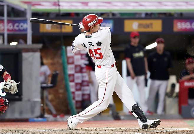 SSG 랜더스 외야수 류효승이 지난 8월 16일 1군 엔트리 등록 후 13경기 타율 0.370(46타수 17안타) 4홈런 8타점으로 뛰어난 활약을 펼치고 있다. 사진 SSG 랜더스 제공