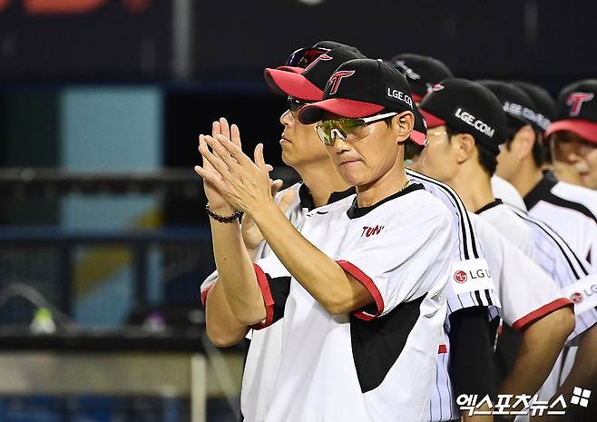 염경엽 감독이 이끄는 LG 트윈스가 7일 서울 잠실야구장에서 열린 2025 신한 SOL Bank KBO리그 SSG 랜더스와의 팀 간 16차전 패배에도 2위 한화 이글스가 삼성 라이온즈에 패하면서 1위 확정 매직 넘버를 줄였다. 사진 엑스포츠뉴스 DB