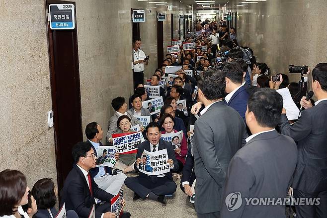 특검 원내대표실 압수수색 시도에 규탄 구호 외치는 국민의힘 (서울=연합뉴스) 박동주 기자 = '계엄 해제 표결 방해 의혹'을 수사하는 조은석 내란 특별검사팀의 국민의힘 원내대표실에 대한 압수수색 시도가 이어지고 있는 3일 국민의힘 의원들이 서울 여의도 국회 원내대표실 앞에서 '야당탄압 정치보복 압수수색 중단하라'라고 적힌 손팻말을 들고 농성을 하고 있다. 2025.9.3 pdj6635@yna.co.kr