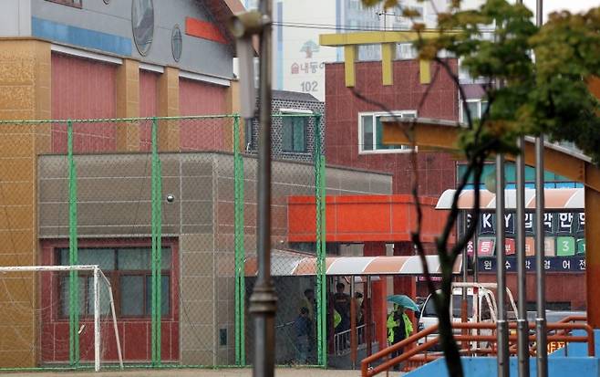 체육관 입구로 모여든 주민들 (전주=연합뉴스) 정경재 기자 = 7일 전북 전주시 진기마을 주민들이 집중호우에 따른 전주시의 대피명령으로 인근 중학교로 대피하고 있다. 2025.9.7