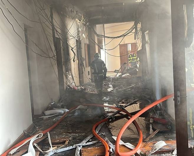 우크라이나 정부청사 내부 점검하는 소방대원들 우크라이나 총리실 텔레그램 캡처. 재판매 및 DB 금지