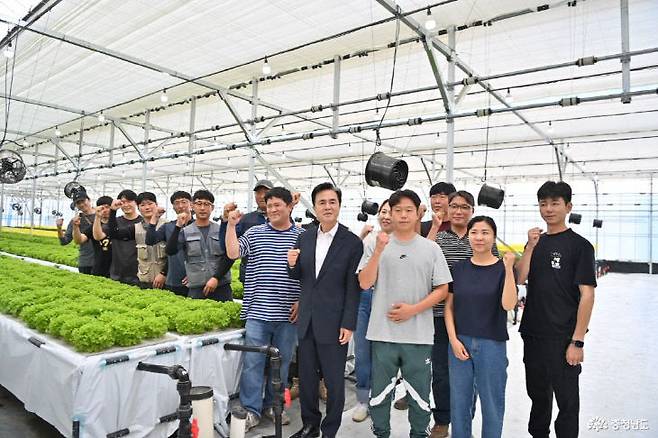 김태흠 지사가 스마트팜 운영 현장을 방문해 기념사진을 찍고 있다. /충남도 제공