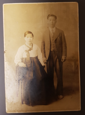 고 심상직(오른쪽) 씨가 21세 때 아내와 찍은 사진. 심 씨는 미군정포고령 제2호 위반 혐의 등으로 유죄 판결을 받고 마산형무소에 수감됐다가 한국전쟁 때 학살됐다. 최근 형사사건 재심에서 무죄 판결을 선고받았다. /유족