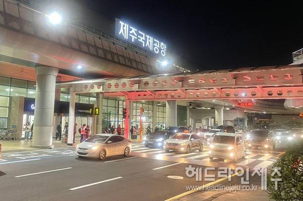 제주를 방문하는 자유여행객을 대상으로 하는 맞춤형 투어카 서비스를 펴기 위한 관광 저눈 투어드라이버 양성 프로그램이 본격 진행된다. 사진은 제주국제공항 전경.