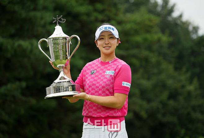 유현조가 7일 경기도 이천시 블랙스톤 이천 골프클럽에서 열린 KLPGA 투어 KB금융 스타 챔피언십에서 2년 연속 우승으로 타이틀 방어에 성공한 뒤 트로피를 들어 올리고 있다. (사진=이데일리 골프in 조원범 기자)