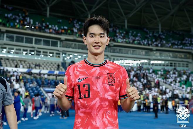 6일(한국시간) 이라크 바스라 국제경기장에서 열린 2026 국제축구연맹(FIFA) 북중미 월드컵 아시아 3차 예선 B조 조별리그 9차전 이라크의 원정 경기에서 후반 선제골을 넣은 대한민국 축구 국가대표팀 김진규가 경기 후 기념 촬영을 하고 있다. (대한축구협회 제공, 재판매 및 DB금지) 2025.6.6/뉴스1