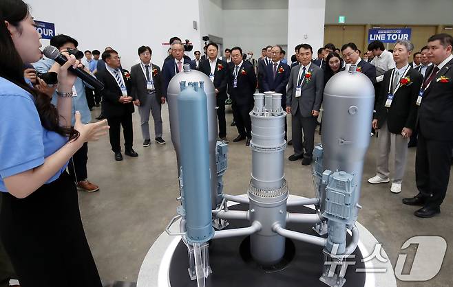 대구 북구 엑스코(EXCO)에서 개막한 '2025 대한민국 전기산업 엑스포'를 찾은 내빈들이 두산에너빌리티 부스에 전시된 원자로냉각재계통(Reactor Coolant System) 모형을 살펴보며 관계자 설명을 듣고 있다. (자료사진) 2025.6.11/뉴스1 ⓒ News1 공정식 기자