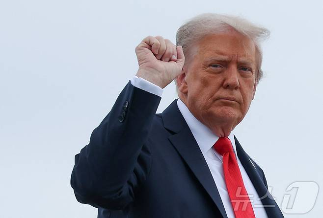 도널드 트럼프 미국 대통령이 7일(현지시간) 미국 메릴랜드주 앤드루스 합동기지에서 뉴욕으로 출발하는 에어포스원(미 대통령 전용기)에 탑승하며 주먹을 쥐어 보이고 있다. 2025.09.07. ⓒ 로이터=뉴스1 ⓒ News1 류정민 특파원