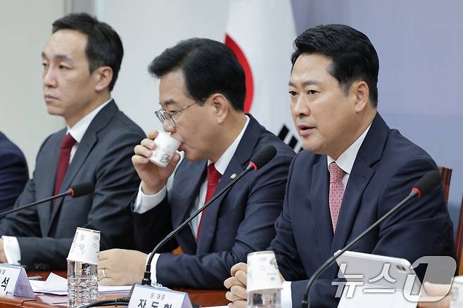 장동혁 국민의힘 대표가 8일 오전 서울 여의도 국회에서 열린 최고위원회의에서 발언하고 있다. 2025.9.8/뉴스1 ⓒ News1 신웅수 기자