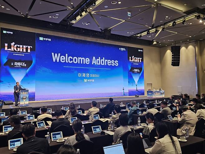 이제영 부광약품 대표가 지난 6일 라투타 출시 1주년 심포지엄 행사에서 정신건강의학과 전문의들에게 인사말을 전하고 있다.(부광약품 제공)/뉴스1