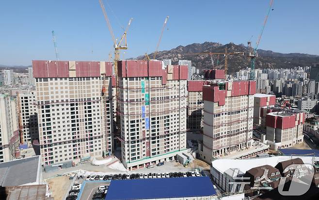 은 이날 서울시내 한 아파트단지 공사현장. 2025.2.18/뉴스1 ⓒ News1 박세연 기자