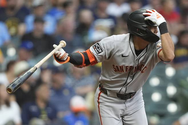 이정후가 타격한 뒤 헬멧을 잡고 1루로 달리려 한다. 사진 | AP 연합뉴스