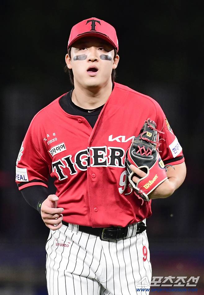 11일 광주 기아챔피언스필드에서 열린 KBO리그 KIA와 삼성의 경기. 7회초 수비 실책으로 교체되는 KIA 윤도현. 광주=송정헌 기자songs@sportschosun.com/2025.06.11/