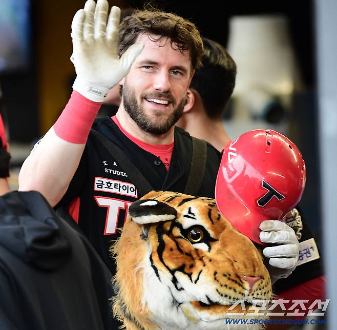 28일 인천 SSG랜더스필드에서 열린 KBO리그 SSG와 KIA의 경기. 1회초 선제 솔로홈런 날린 KIA 위즈덤. 인천=송정헌 기자songs@sportschosun.com/2025.08.28/