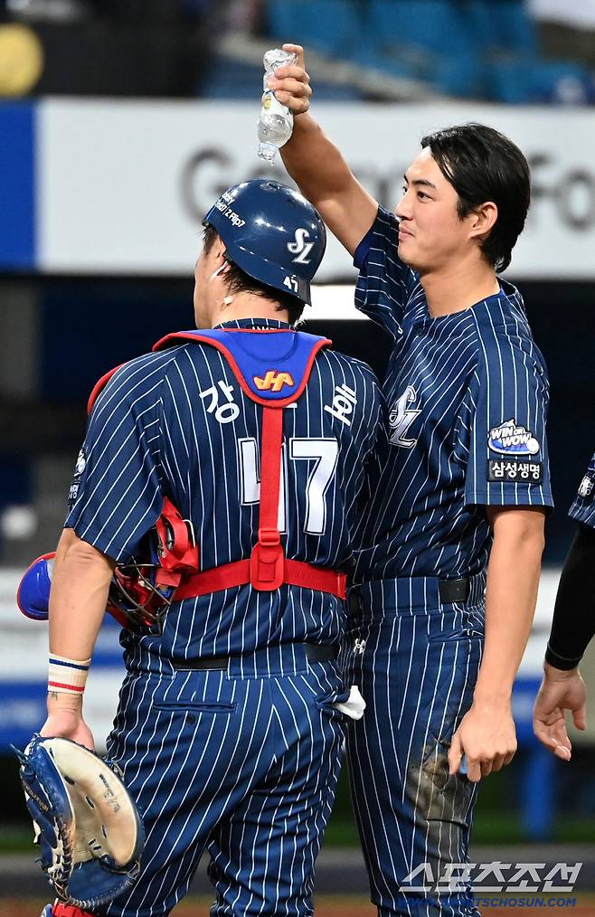 7일 대구 삼성라이온즈파크에서 열린 한화와 삼성의 경기, 삼성이 4대3으로 승리했다.통산 350홈런 기록을 달성한 강민호에 물세례를 선사하는 캡틴 구자욱의 모습. 대구=허상욱 기자wook@sportschosun.com/2025.09.07/