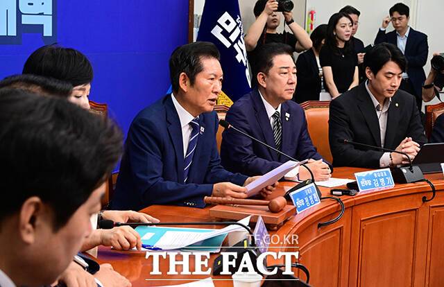 더불어민주당이 8일 이재명 대통령과 여야 지도부 회동을 앞두고 "모든 대화가 열려 있지만 어느 때보다 의제가 분명한 회동"이라며 "국민의힘은 내란의 가해자가 아니라는 걸 증명해야 할 것"이라고 강조했다. 사진은 정청래 대표./남윤호 기자