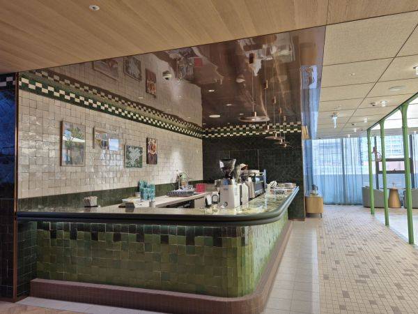 음료를 제조하는 공간 모습. 우드 느낌과 초록색을 포인트 색상으로 하여 고급스러우면서도 싱그러운 느낌을 주고 있다. 이민지 기자.