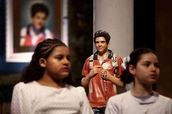 이탈리아 출신인 아쿠티스는 가톨릭 역사상 최초의 밀레니얼 세대(1980∼1990년대 중반 출생 세대) 성인이다. 로이터연합뉴스