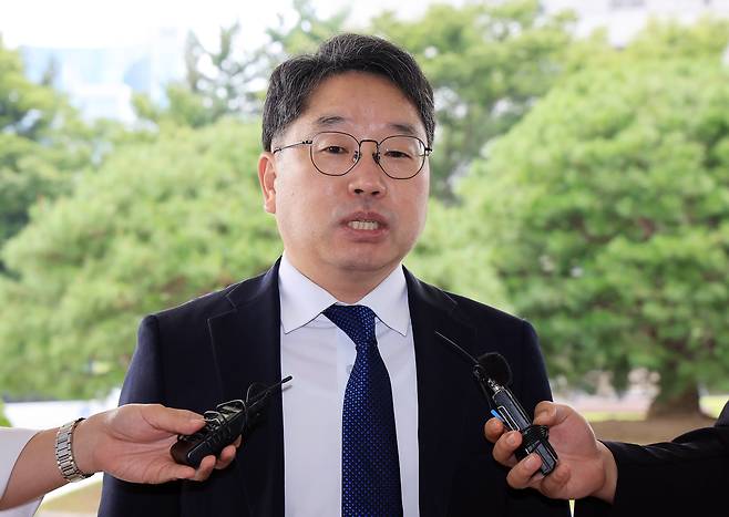 노만석 검찰총장 직무대행이 8일 오전 서울 서초구 대검찰청에 출근하며 취재진 질문에 답변하고 있다. /뉴스1