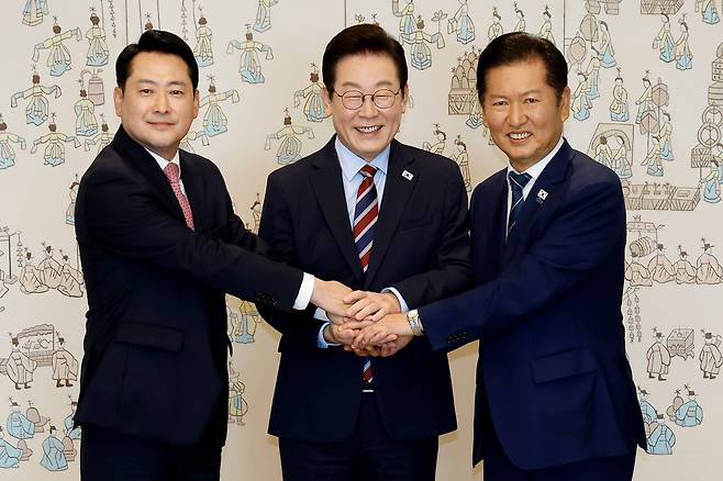이재명 대통령이 8일 서울 용산 대통령실 청사에서 열린 여야 지도부 오찬 회동에서 정청래 더불어민주당 대표, 장동혁 국민의힘 대표와 기념촬영을 하고 있다. /뉴시스