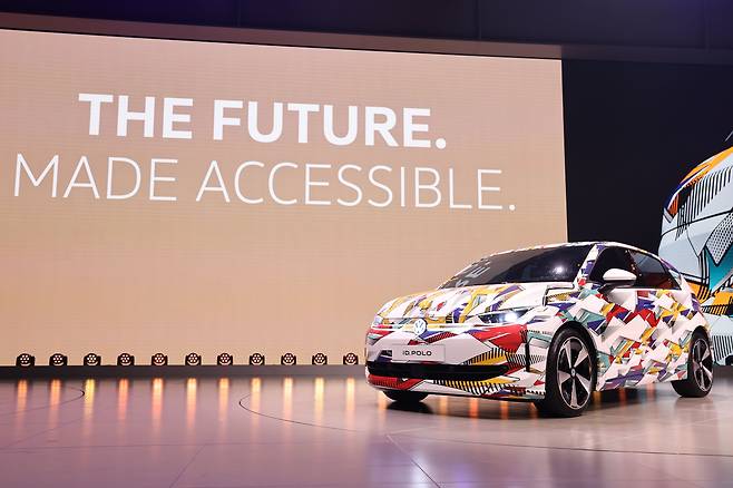 IAA 개막 하루 전인 7일 폴크스바겐그룹이 현지에서 세계 최초로 공개한 소형 전기차 'ID.폴로'의 모습. 2만5000유로 안팎으로 출시해 전기차 대중화를 가속화할 전략이다. 사진 속 화면에 적힌 'MADE ACCESSIBLE'(누구나 이용가능하게 하다)이란 말에도 이 같은 뜻이 담겨있다. /연합뉴스