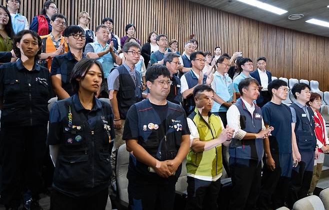 민주노총, 진보당 등 노조원들이 지난 달 24일 국회에서 열린 본회의장 관람석에서 노동조합 및 노동관계조정법 일부개정법률안(일명 노란봉투법) 가결을 지켜보고 있다./뉴스1