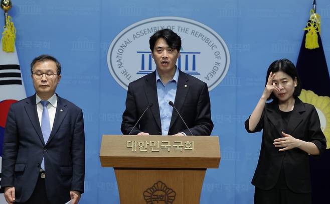 한준호 의원을 비롯한 더불어민주당 정치검찰 조작기소대응특위 소속 의원들이 8일 오후 서울 여의도 국회 소통관에서 쌍방울 대북송금사건 관련 기자회견을 하고 있다. 2025.9.8 (서울=뉴스1)