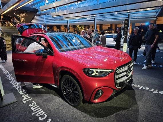 IAA 모빌리티 2025 공식 개막 전날 밤인 7일(현지시간) 독일 뮌헨 아포테켄호프에서 열린 '벤츠 월드 프리미어 행사장'에서 세계 최초로 공개된 순수전기차 GLC의 모습. 사진=김학재기자