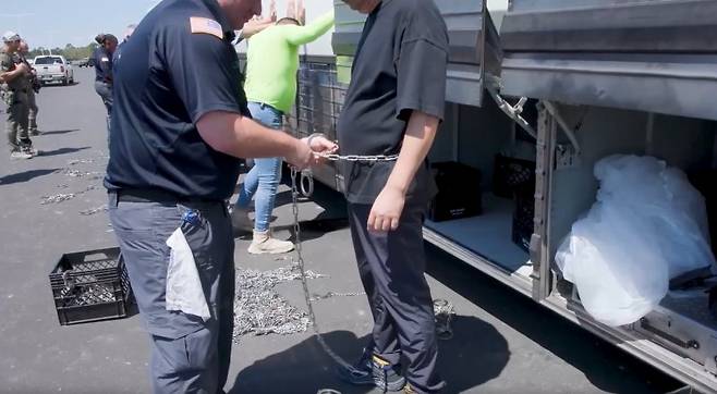 미국 이민세관단속국이 지난 4일 체포된 조지아주 내 현대자동차그룹과 LG에너지솔루션 합작 배터리 공장 건설 현장의 한국인 직원 300여 명을 기습 단속·구금하는 영상을 공개했다. ICE 홈페이지