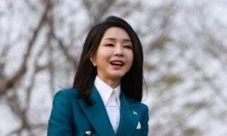 김건희 여사가 2023년 3월31일 전라남도 순천시에서 열린 2023 순천만국제정원박람회 개막식에 앞서 정원을 둘러보고 있다. 대통령실 제공, 연합뉴스