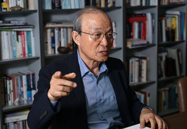 송민순 전 외교부 장관이 지난 5일 서울 용산구 사무실에서 한국일보와 인터뷰하고 있다. 최주연 기자