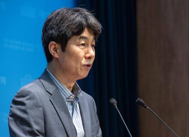 윤건영 더불어민주당 의원이 8일 국회에서 '12.3 계엄 당시 국정원 인력 파견 및 조사팀 구성 검토 확인' 회견을 하고 있다. 연합뉴스