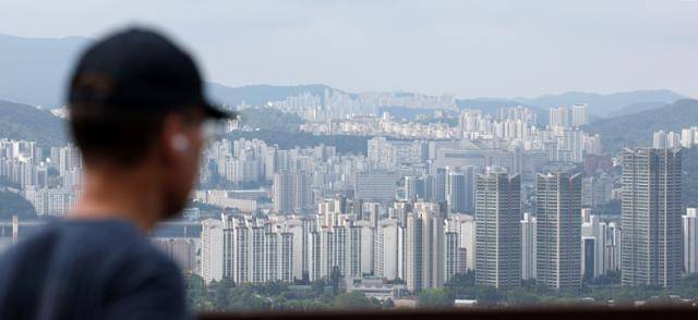 이재명 정부가 첫 주택 공급 대책을 발표한 7일 서울 남산에서 바라본 아파트 단지. 뉴시스
