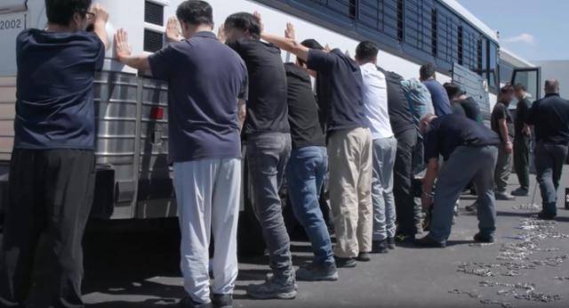 미국 이민세관단속국(ICE)이 조지아주 내 현대자동차그룹과 LG에너지솔루션 합작 배터리 공장 건설 현장의 한국인 직원 300여 명을 기습 단속·구금하는 영상을 공개했다. ICE 홈페이지 캅처. 뉴스1