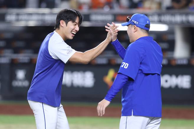 삼성 원태인과 박진만 감독. 삼성 제공
