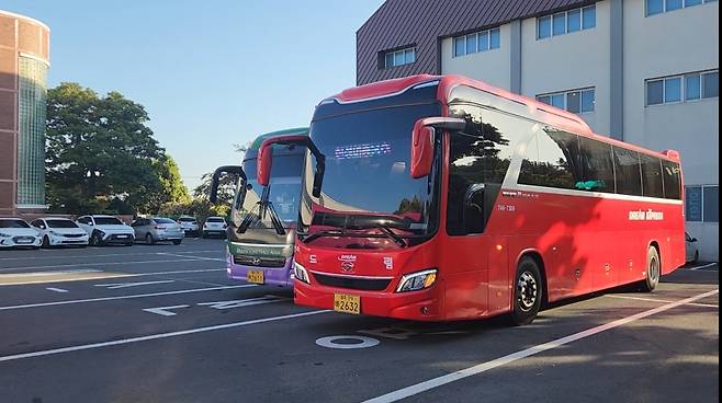 통학버스로 운행중인 전세버스