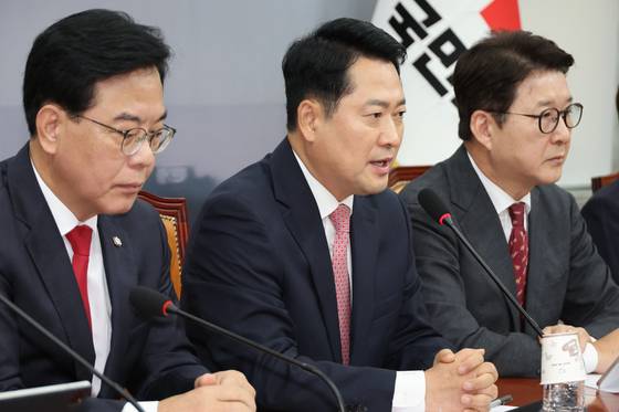 국민의힘 장동혁 대표가 8일 서울 여의도 국회에서 열린 최고위원회의에서 발언하고 있다. 연합뉴스