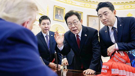 이재명 대통령과 강훈식 대통령실 비서실장이 지난 8월 25일(현지시간) 미국 워싱턴DC 백악관 오벌오피스에서 도널드 트럼프 대통령과 이야기를 나누고 있다. 사진 백악관