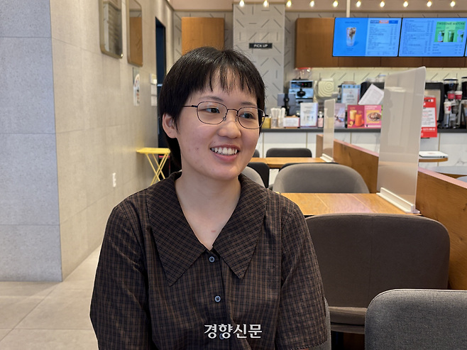 푸른꿈고등학교 졸업생 이신지씨(19)가 지난 1일 대전 한 카페에서 기자와 인터뷰하고 있다. 오경민 기자