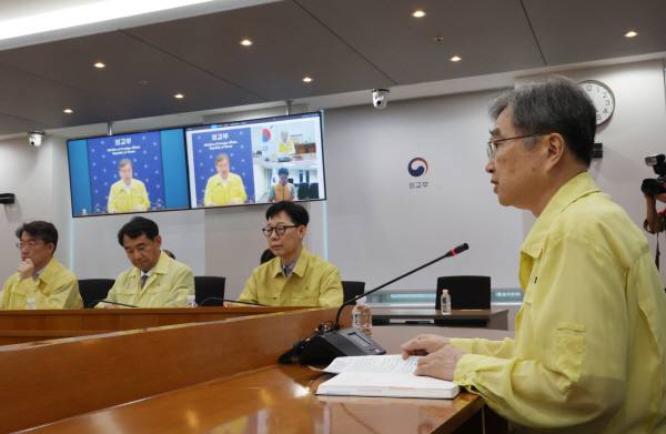 조현 외교부 장관이 6일 정부서울청사에서 열린 재외국민보호대책본부-공관 합동대책회의에서 발언을 하고 있다. 연합뉴스