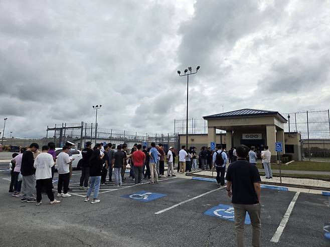 미국 조지아주 포크스턴 이민세관단속국(ICE) 구금시설 앞에 7일(현지시간) 구금된 한국 직원을 면회하러 온 동료 직원들이 줄을 서 있다. 임성수 특파원