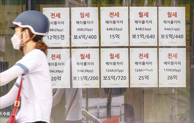 전세퇴거자금 대출이 막힌 단지는 전세 수요가 줄며 가격이 하락하는 모양새를 띤다. 6월 2일 메이플자이 전용면적 59㎡는 14억원에 전세 거래가 체결됐으나 7월 18일 같은 면적 전세 계약이 10억5500만원에 이뤄지며 3억원 넘게 하락했다. 메이플자이 전용 84㎡도 7월 3일 19억원에 전세 거래가 이뤄졌으나 7월 8일에는 보증금 12억원에 전세가 계약되며 7억원 떨어졌다. (윤관식 기자)