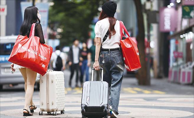 서울 명동에서 외국인 관광객들이 캐리어를 끌고 가고 있다. (연합뉴스)