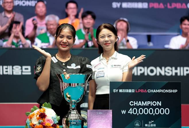 김가영이 스롱 피아비에 대한 칭찬을 남겼다. 사진은 지난 7일 경기 고양킨텍스 PBA스타디움에서 열린 2025-26시즌 4차 투어 SY베리테옴므 PBA-LPBA 챔피언십 LPBA 결승전에서 우승과 준우승을 차지한 김가영(오른쪽)과 스롱 피아비의 모습. /사진=프로당구협회(PBA) 제공