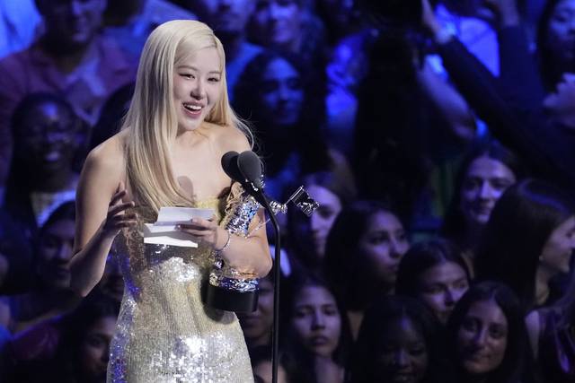 블랙핑크의 로제가 7일(현지시간) 미국 대중음악 시상식 ‘MTV VMA’에서 K-팝 가수 최초로 ‘올해의 노래’를 수상했다. AFP 연합뉴스