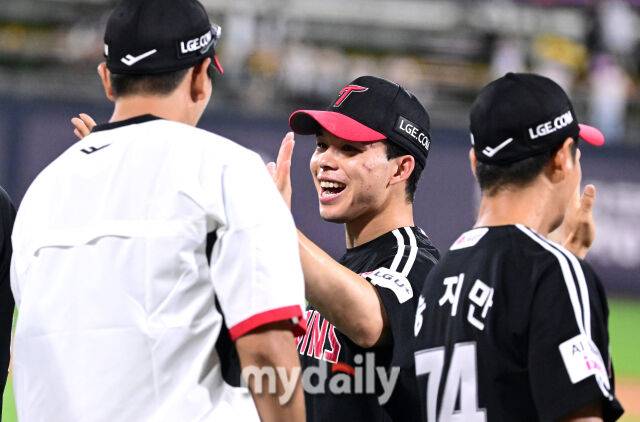 2025년 9월 4일 오후 경기도 수원KT위즈파크에서 열린 '2025 신한 SOL뱅크 KBO 리그' LG 트윈스와 KT 위즈의 경기. LG 문성주가 10-8로 승리한 뒤 기뻐하고 있다./마이데일리