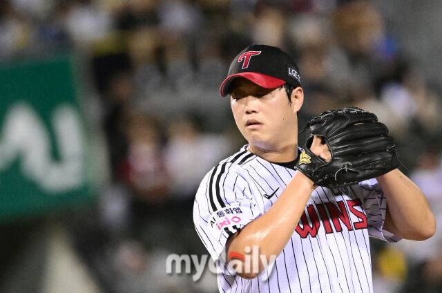 2025년 8월 30일 오후 서울 잠실구장에서 열린 '2025 신한 SOL뱅크 KBO 리그' 키움 히어로즈와 LG 트윈스의 경기. LG 함덕주가 8회초 구원등판해 투구를 준비하고 있다./마이데일리