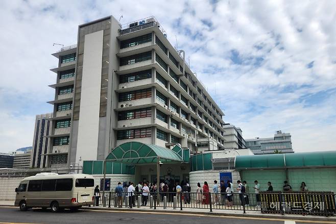 8일 오전 9시께 서울 종로구 미국대사관 앞 비자 면접을 위한 대기줄. 이영기 기자.