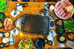 손맛의 흑생오겹살구이 상차림.